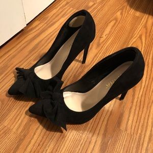 Black bow pumps